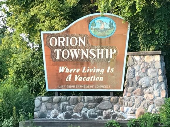 Lake Orion Michigan welcome sign